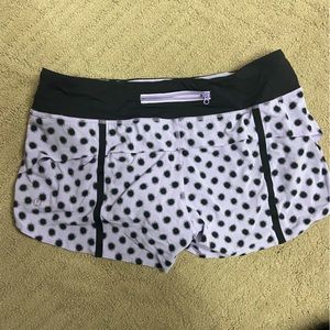 Lululemon low rise, 2.5 inch, speed up shorts. EUC. Size 8.